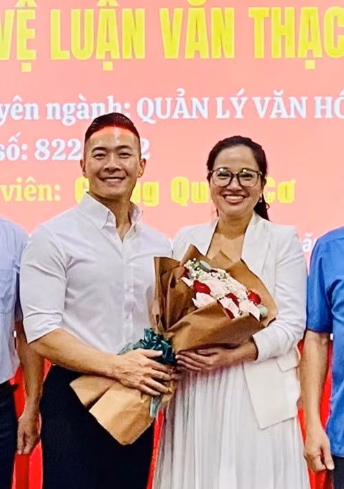 Trên trang cá nhân, Quốc Cơ chia sẻ hình ảnh hoàn thành bảo vệ luận văn thạc sĩ. Nam nghệ sĩ xiếc gửi lời cảm ơn đến các thầy cô giáo, vợ - MC Hồng Phượng. Ảnh: FB Quốc Cơ.