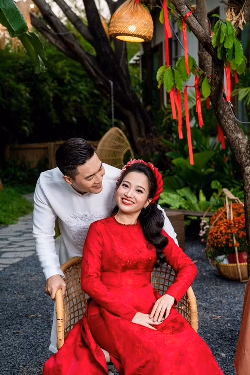 "Xin được gửi lời cảm ơn sâu sắc nhất đến “nóc nhà” của mình – người vợ luôn kề vai sát cánh, động viên và ủng hộ mình không ngừng trong chặng đường học tập đầy thử thách này", Quốc Cơ viết. Ảnh: FB Hồng Phượng.