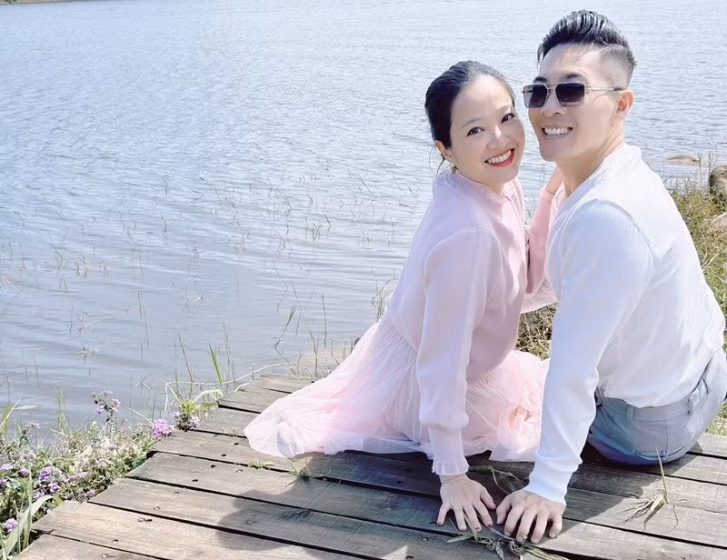 "Vậy mà tình yêu vun đắp sao đến giờ mình đã tốt nghiệp đại học và đang học lên thạc sĩ, còn nàng thì đang trên con đường học cao hơn nữa. Tất cả cứ nhẹ nhàng bền bỉ cùng nhau", Quốc Cơ tâm sự năm 2023. Ảnh: FB Quốc Cơ Hồng Phượng.