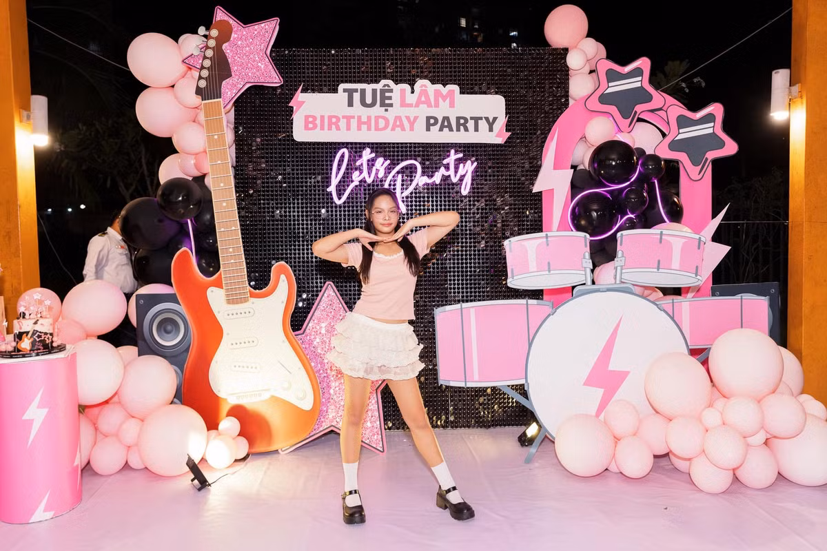 Con gái đầu lòng của Phạm Quỳnh Anh hiện tại có chiều cao nổi bật, thích nhảy.