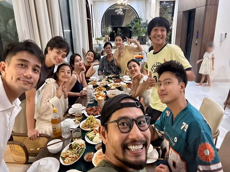 "Tiệc nhẹ với mục đích ngồi lại tâm tình chia tay với ba Phạm Huỳnh Đông. Hẹn ngày gần nhất của tháng 10, anh em ta sẽ gặp lại nha", Vân Trang cho biết. Ảnh: FB Vân Trang.