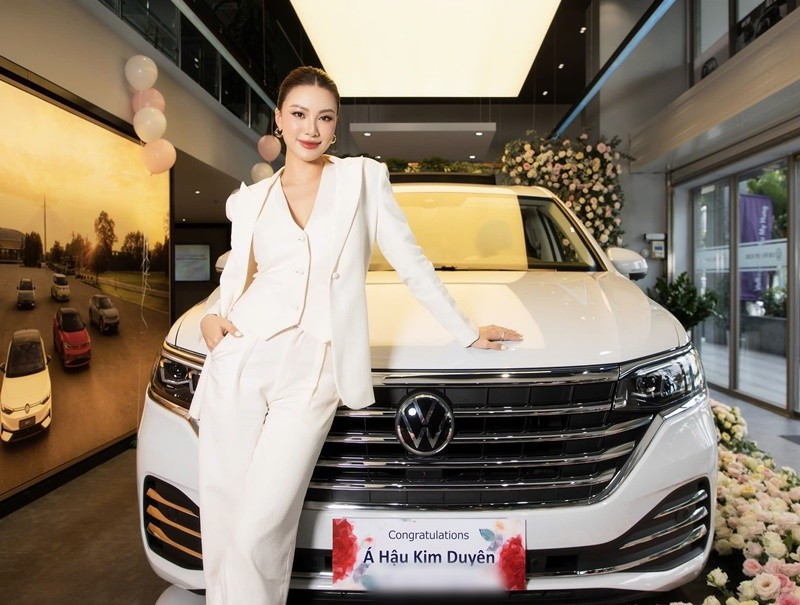 Kim Duyên vừa tậu xe hơi mới. Trong buổi nhận xe, nàng hậu diện trang phục thanh lịch. Ảnh: FB Kim Duyên.