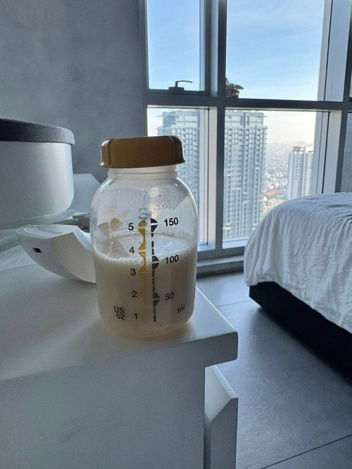 Sau 2 tuần sinh nở, Ngô Thanh Vân đã trữ sữa được cho con. Ảnh: FB Ngô Thanh Vân.