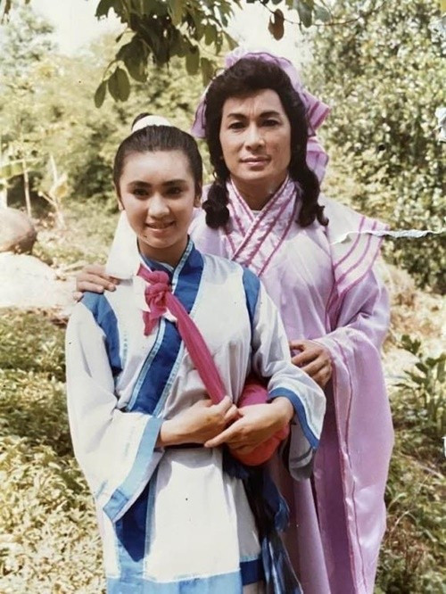 Y Phụng từng chia sẻ trên Công An Nhân Dân về người cha: "Cha là người thông minh, ham học, vì nghèo mà không được học cao nên cha luôn muốn hai chị em tôi học lên đại học rồi đi làm chứ không được theo đuổi nghệ thuật. Sau thấy tôi mê hát quá, ông bắt tôi phải học hết trung học mới được đi hát. Nếu hát một năm không nổi tiếng tôi phải tiếp tục học. May mắn là điện ảnh đưa tôi đến với khán giả chứ lúc đi hát tôi cực không kém ai vì cha không nâng đỡ". Ảnh: FB Y Phụng.