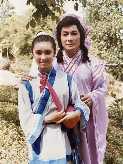 Y Phụng từng chia sẻ trên Công An Nhân Dân về người cha: "Cha là người thông minh, ham học, vì nghèo mà không được học cao nên cha luôn muốn hai chị em tôi học lên đại học rồi đi làm chứ không được theo đuổi nghệ thuật. Sau thấy tôi mê hát quá, ông bắt tôi phải học hết trung học mới được đi hát. Nếu hát một năm không nổi tiếng tôi phải tiếp tục học. May mắn là điện ảnh đưa tôi đến với khán giả chứ lúc đi hát tôi cực không kém ai vì cha không nâng đỡ". Ảnh: FB Y Phụng.