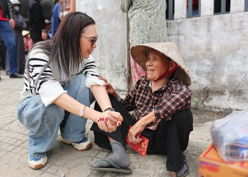 Đáng chú ý, nữ ca sĩ còn ngồi xuống bên cạnh một cụ bà để hỏi thăm, chia sẻ. Những hình ảnh này nhận được nhiều phản hồi tích cực từ người hâm mộ trên mạng xã hội. Ảnh: FB Mỹ Tâm.
