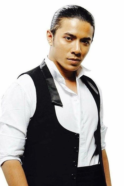 Theo bầu show Qui Ngọc chia sẻ với Vietnamnet, ca sĩ Kasim Hoàng Vũ qua đời ngày 1/3 tại nhà riêng ở Mỹ. Thời gian cuối đời, anh được mẹ – ca sĩ Bích Phương – túc trực chăm sóc. Ảnh: Vietnamnet.