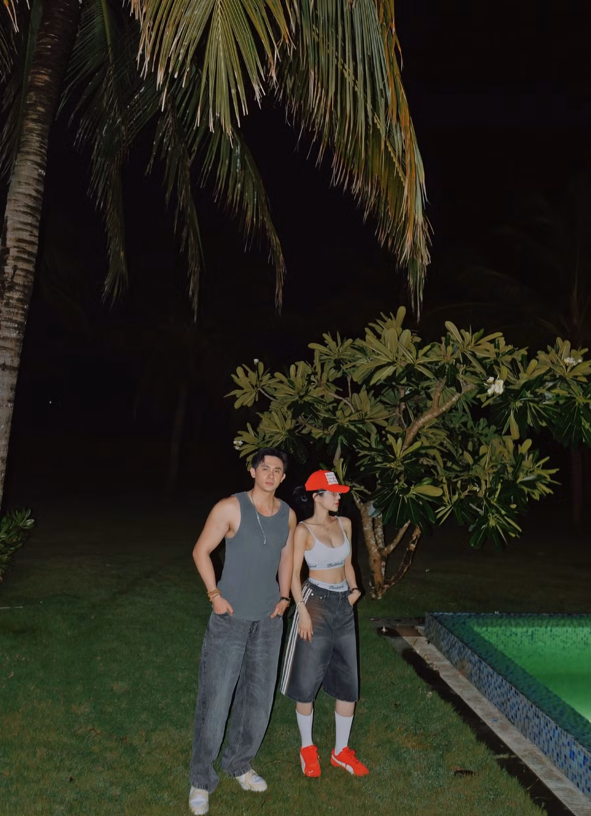 Dưới bài đăng, Diệp Lâm Anh để lại bình luận: "Mặc áo hở sườn", Phạm Kiên đáp lại: "Mọi người dặn nhau mặc áo trắng. Nhà thì chỉ có mỗi áo này chứ'". Ảnh: FB Phạm Kiên.