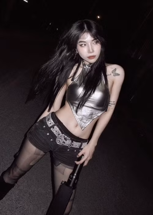 Theo VOH, Lyhan chịu ảnh hưởng của các nghệ sĩ quốc tế như ca sĩ, nhạc sĩ người Mỹ Billie Eilish, ca sĩ người Hàn Quốc HyunA, rapper, nhạc sĩ người Mỹ Doja Cat. Ảnh: FB Lyhan.