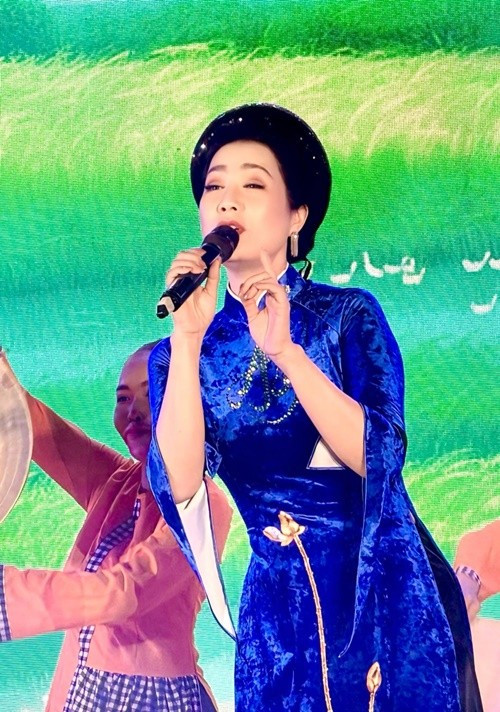 Tháng 6/2025, cô tốt nghiệp thạc sĩ chuyên ngành Nghệ thuật Điện ảnh Truyền hình tại Đại học Sân khấu &amp; Điện ảnh Hà Nội. Ảnh: FB Trịnh Kim Chi.