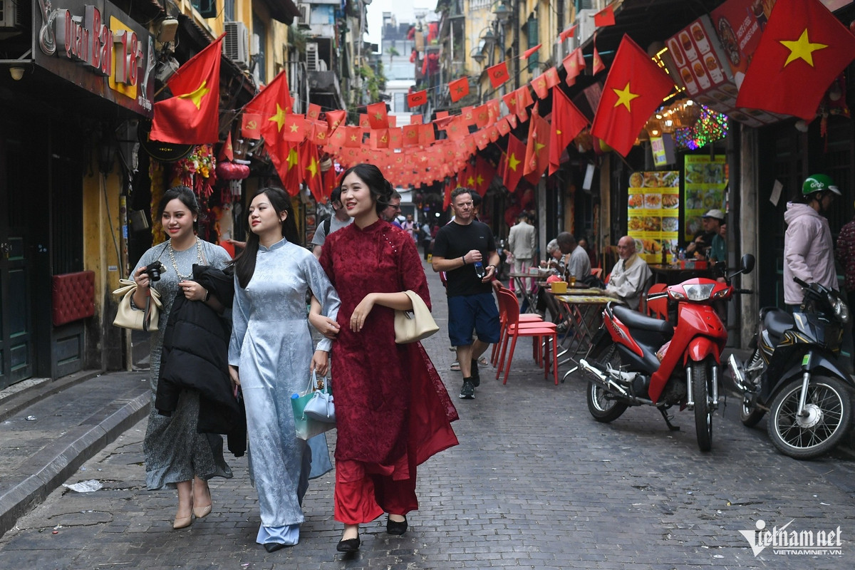 Trên phố Tạ Hiện, nhiều hàng quán mở cửa kinh doanh sớm, thu hút đông bạn trẻ đến dạo chơi và thưởng thức ẩm thực.