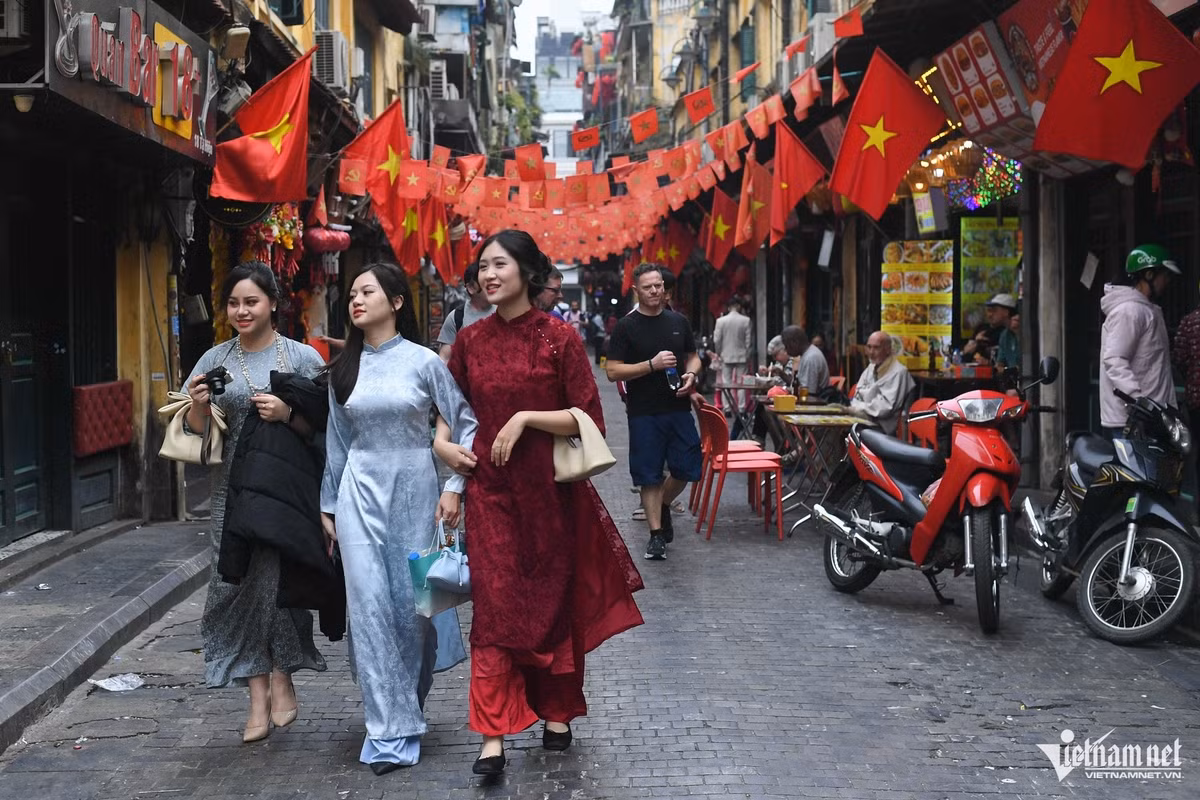 Trên phố Tạ Hiện, nhiều hàng quán mở cửa kinh doanh sớm, thu hút đông bạn trẻ đến dạo chơi và thưởng thức ẩm thực.