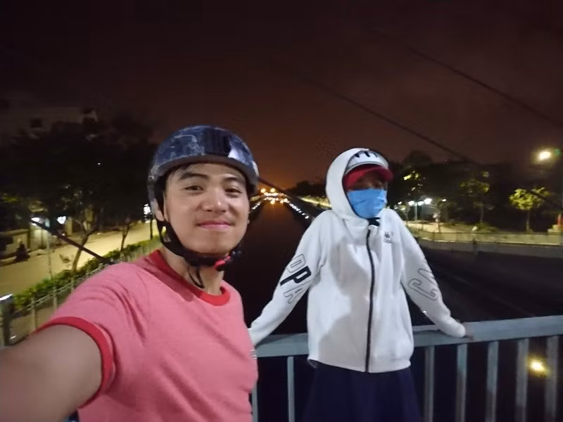 "Ngày mới quen nhau, Hen chở anh đi hẹn hò và khi nào anh cũng chọn mấy chỗ cây cầu. Cứ chia tay, Hen xóa hết ảnh, anh còn giữ, lâu lâu lại gửi vài tấm xem, sợ quá", nàng hậu bày tỏ. Ảnh: FB H'hen Niê.