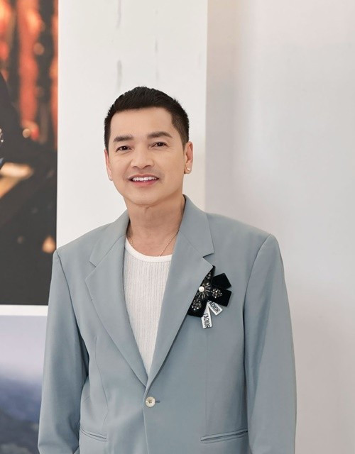 Quang Minh từng là kép chính của đoàn Kim Cương, Bông Hồng...Nhiều năm qua, anh tham gia phim điện ảnh, truyền hình, làm giám khảo game show. Cách đây không lâu, Quang Minh hé lộ anh sẽ trở lại màn ảnh rộng với phim Đại tiệc trăng máu 8.