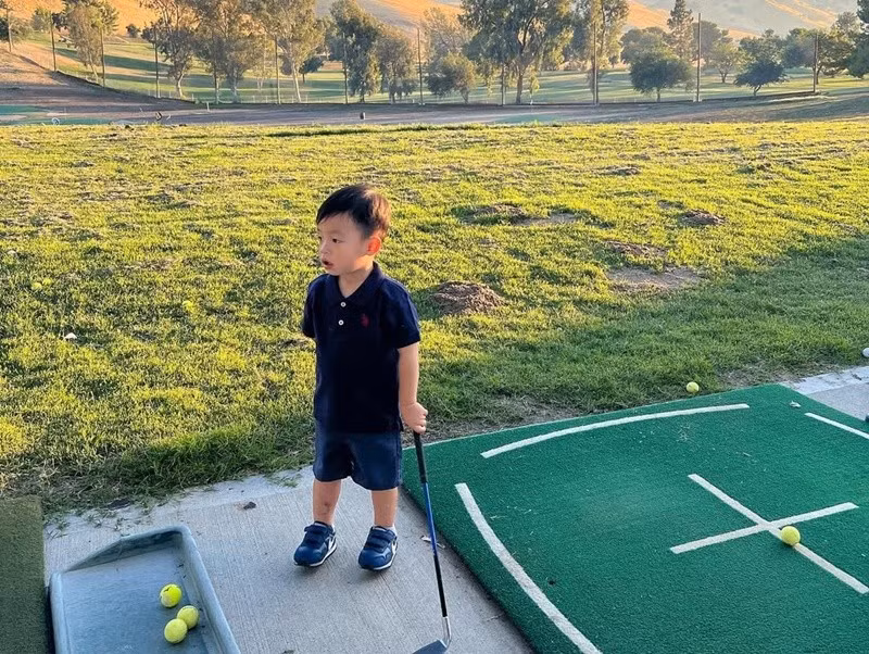 Bé Apollo sinh ra đã "ngậm thìa vàng", được mẹ cho học đánh golf ngày từ lúc nhỏ. Ảnh: Instagram Phạm Hương.