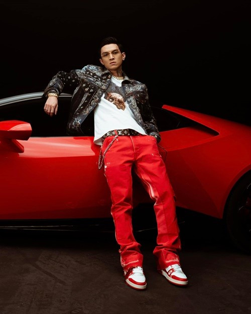 Năm 2022, theo Znews, tất cả MV bị chỉ trích dung tục của Bình Gold như Bốc bát họ, Ông bà già tao lo hết, Trơn, Quan hệ rộng, Lái máy bay được gỡ bỏ khỏi Youtube. Rapper xác nhận ẩn MV nhưng từ chối chia sẻ lý do. Ảnh: FB Bình Gold.