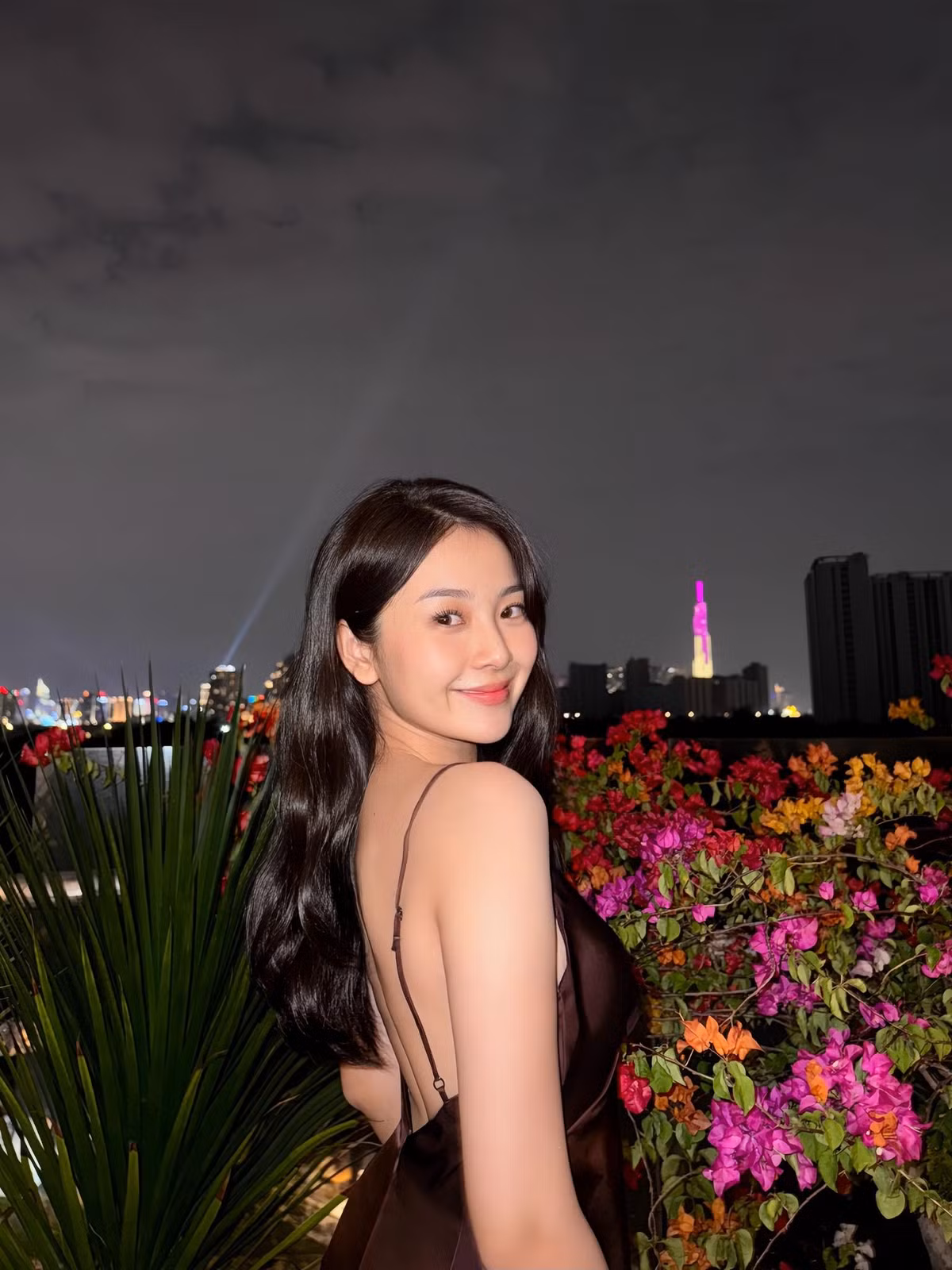 Dù thay đổi phong cách, Triều Dâng vẫn giữ được sự chỉn chu trong cách xuất hiện. Ảnh: FB Lê Tam Triều Dâng.