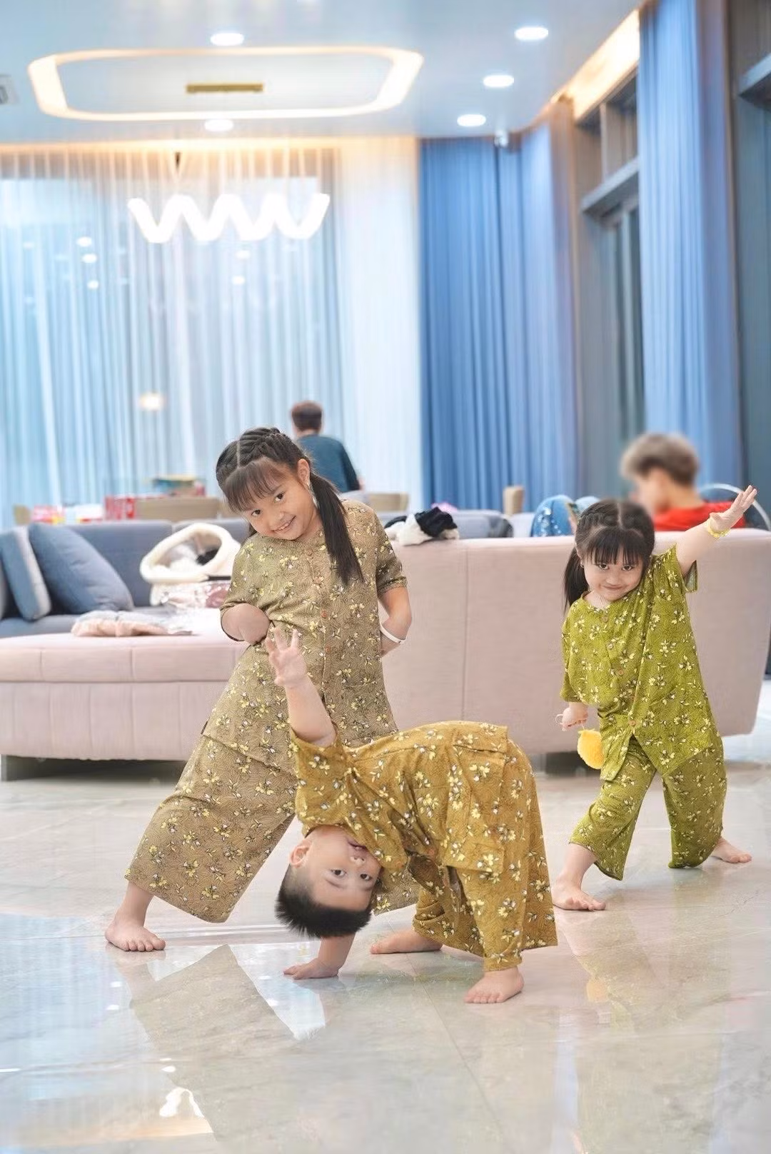 Lê Dương Bảo Lâm còn có hai cô con gái tên Bảo Nhi (sinh năm 2018) và Bảo Ngọc (sinh năm 2020).