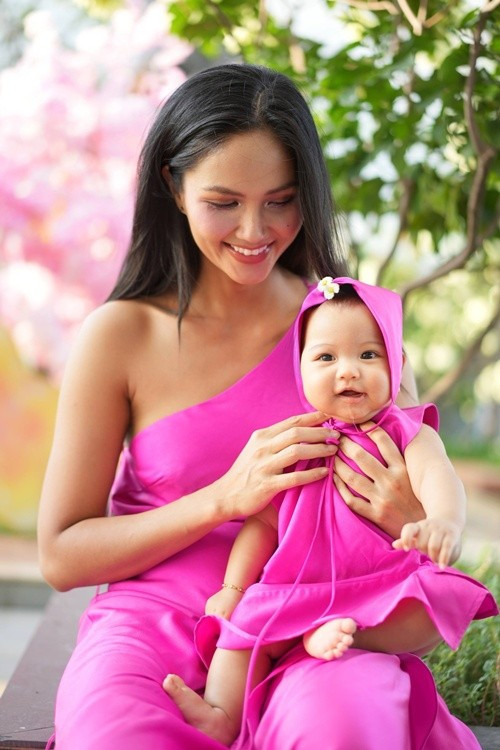 Dù trong buổi tiêm phòng hay những lần dạo chơi ngoài trời, bé Harley vẫn giữ được vẻ tươi tắn, tự nhiên. Chỉ một cái nghiêng đầu hay nụ cười hé môi cũng đủ khiến người xem “tan chảy”. Ảnh: FB H’Hen Niê.