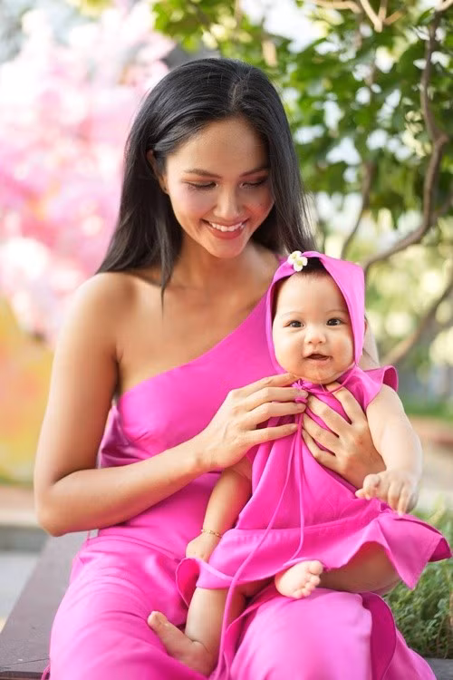 Dù trong buổi tiêm phòng hay những lần dạo chơi ngoài trời, bé Harley vẫn giữ được vẻ tươi tắn, tự nhiên. Chỉ một cái nghiêng đầu hay nụ cười hé môi cũng đủ khiến người xem “tan chảy”. Ảnh: FB H’Hen Niê.