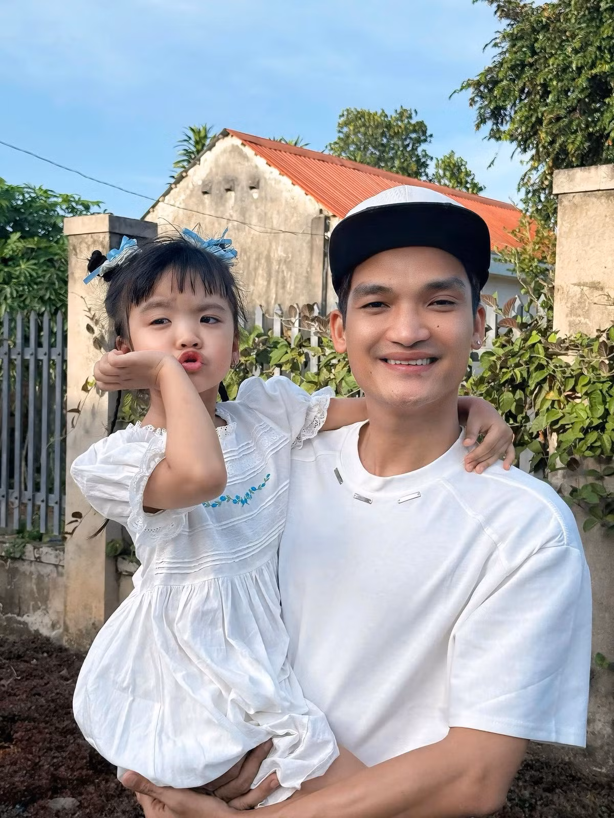 Con gái của Mạc Văn Khoa ngày càng lớn càng đáng yêu và trở thành động lực lớn để vợ chồng nam diễn viên nỗ lực hơn trong công việc cũng như cuộc sống.