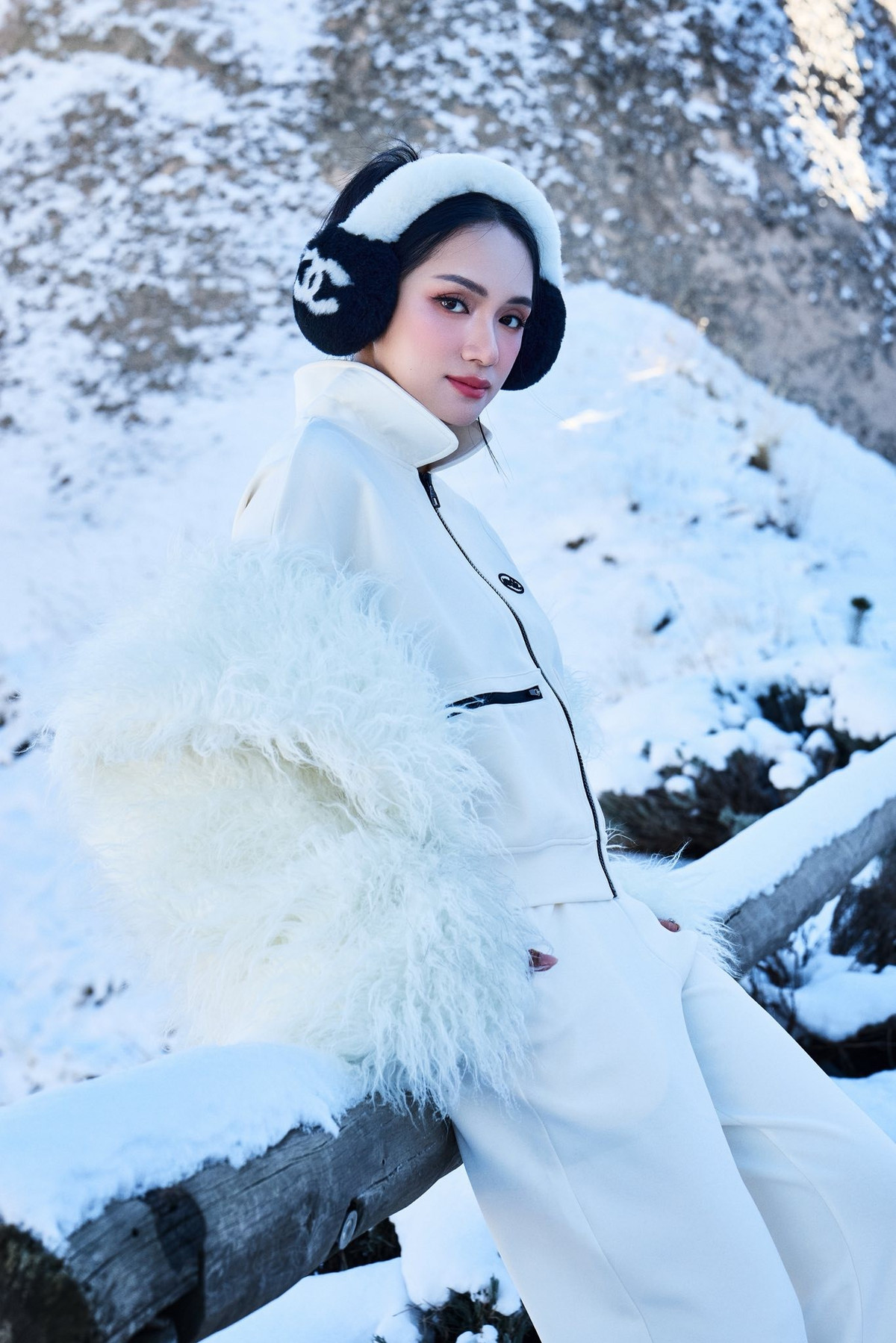 Mới đây, top 4 Vietnam Idol 2012 có màn tương tác hài hước với người hâm mộ. Ảnh: Instagram Hương Giang.