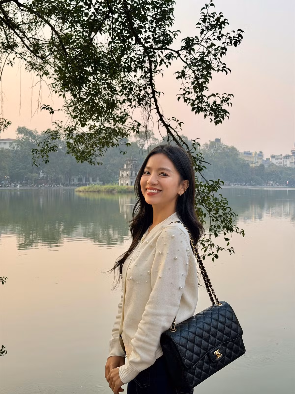 Nữ diễn viên thường lựa chọn các thiết kế đơn giản, phom dáng gọn gàng, sử dụng phụ kiện thời trang.