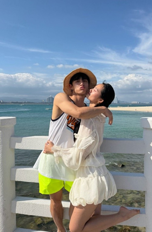 Khi ở bên Quỳnh Anh, Neyun cho thấy sự quan tâm tinh tế khi luôn chủ động đồng hành, hỗ trợ bạn gái trong các hoạt động. Ảnh: FB Neyun.