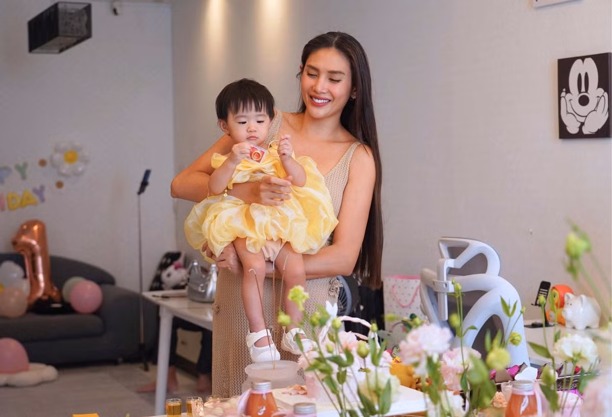 Bé Nubi diện chiếc váy vàng khoe vẻ ngoài xinh xắn trong tiệc thôi nôi.