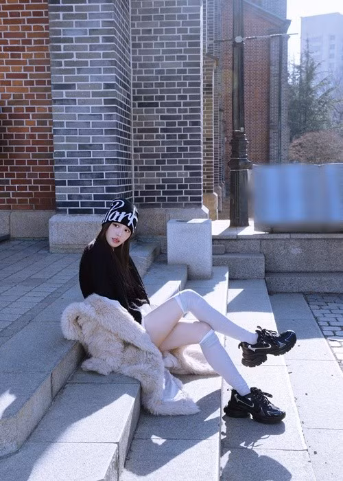 Lối trang điểm của Han Sara thiên về lớp nền mỏng nhẹ để tôn làn da sáng và giữ tổng thể tự nhiên.