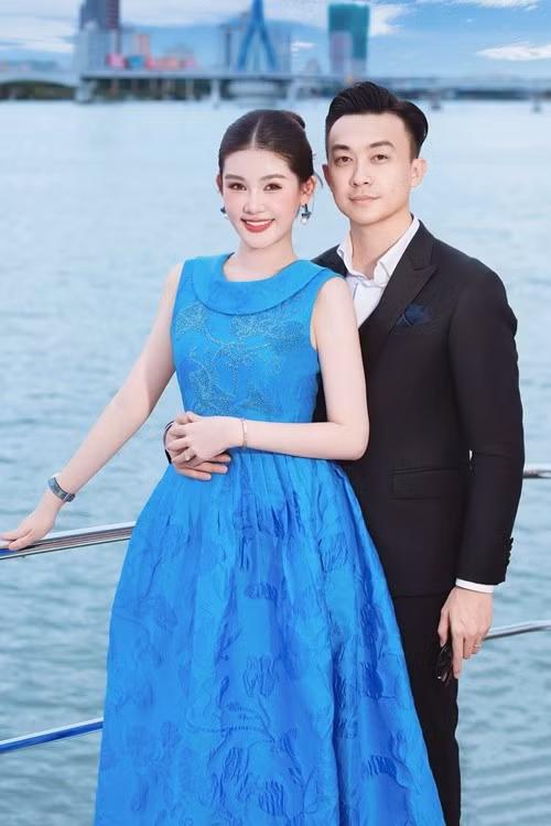 Ngân Anh khoe chồng giỏi hơn trong việc kiên nhẫn chơi cùng con và dạy con khám phá cuộc sống.