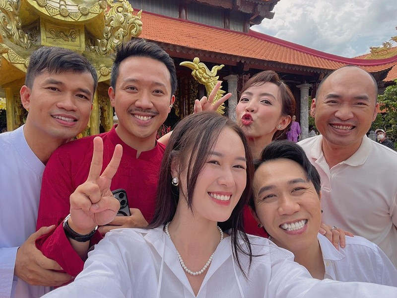 Thu Trang quý mến Trấn Thành ở sự nhiệt tình, khi cần giúp đỡ thì luôn sẵn sàng, ở Trường Giang là sự tận tâm, kỹ lưỡng, luôn hết lòng hết sức cho những công việc dù là nhỏ nhất. Ảnh: FB Tạ Anh Đức.