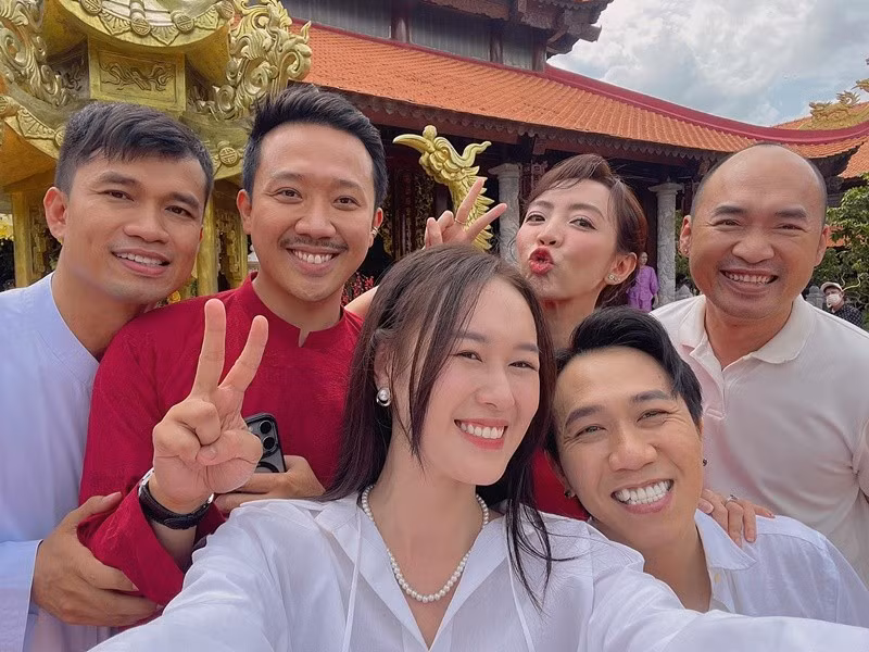 Thu Trang quý mến Trấn Thành ở sự nhiệt tình, khi cần giúp đỡ thì luôn sẵn sàng, ở Trường Giang là sự tận tâm, kỹ lưỡng, luôn hết lòng hết sức cho những công việc dù là nhỏ nhất. Ảnh: FB Tạ Anh Đức.