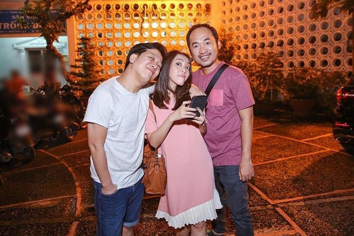 Về những lời đồn về tình bạn của Thu Trang - Trấn Thành - Trường Giang, Tiến Luật cho rằng cả ba không thay đổi. “Vẫn dõi theo, vẫn chơi đúng kiểu đúng nơi mà các bạn đã xuất phát. Ừ thì cũng có lúc bực lúc giận nhưng để chơi xấu, hạ bệ nhau thì bản thân tôi nghĩ không có”, Tiến Luật cho hay. Ảnh: Sức Khỏe Đời Sống.