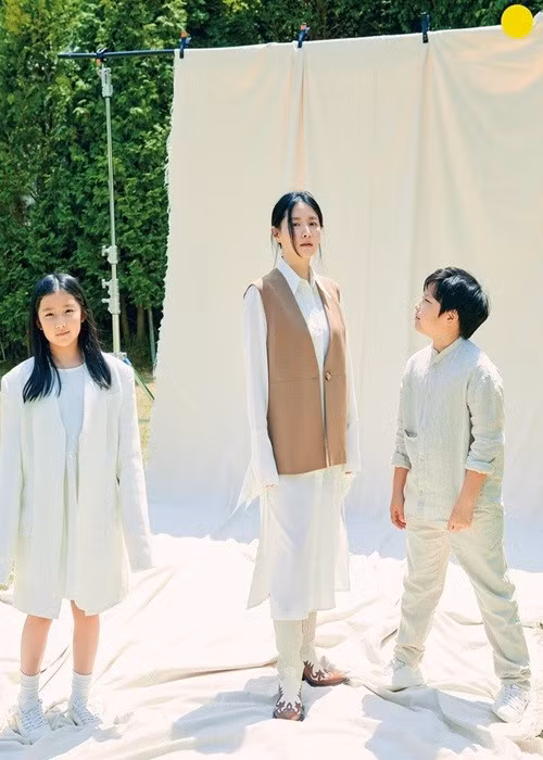 Lee Young Ae ủng hộ các sở thích của hai con. Ảnh: Noblesse.