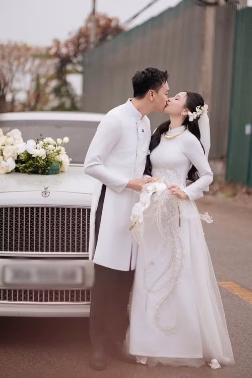 Nam diễn viên phim Quỳnh búp bê khóa môi vợ trong lễ ăn hỏi. Ảnh: FB Trọng Lân.