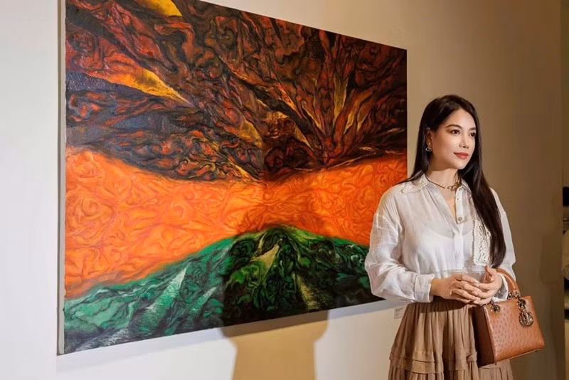 Nữ diễn viên chuộng trang phục, phụ kiện hàng hiệu. Ảnh: Znews.