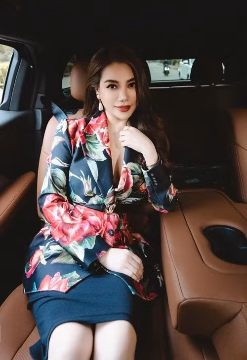 Trương Ngọc Ánh thường xuyên di chuyển bằng xe hơi sang trọng. Ảnh: FB Trương Ngọc Ánh.