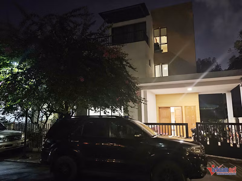 Theo Vietnamnet, tối ngày 31/10, lực lượng Phòng Cảnh sát kinh tế (Công an TPHCM) phối hợp với Viện KSND TPHCM và Công an phường An Khánh tiến hành khám xét biệt thự sang trọng của Trương Ngọc Ánh. Ảnh: Vietnamnet.