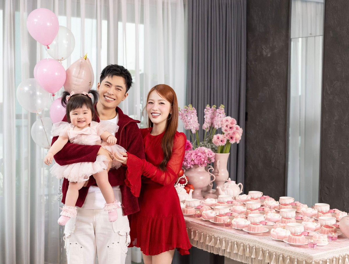 Trong bộ ảnh được chia sẻ, bé Anya, con gái của Gin Tuấn Kiệt và Puka, gây chú ý với vẻ ngoài bụ bẫm, đôi má tròn, ánh mắt trong veo. Ảnh: FB Gin Tuấn Kiệt.