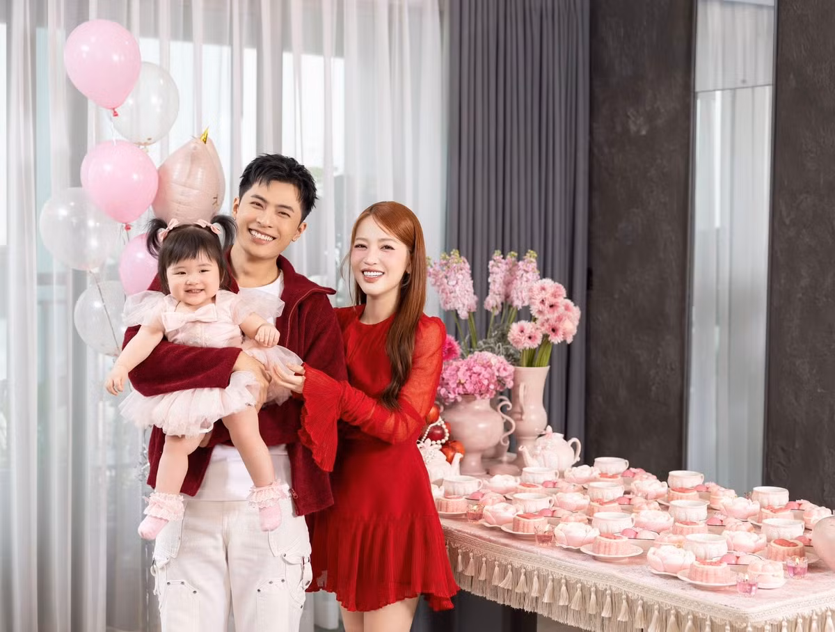 Trong bộ ảnh được chia sẻ, bé Anya, con gái của Gin Tuấn Kiệt và Puka, gây chú ý với vẻ ngoài bụ bẫm, đôi má tròn, ánh mắt trong veo. Ảnh: FB Gin Tuấn Kiệt.