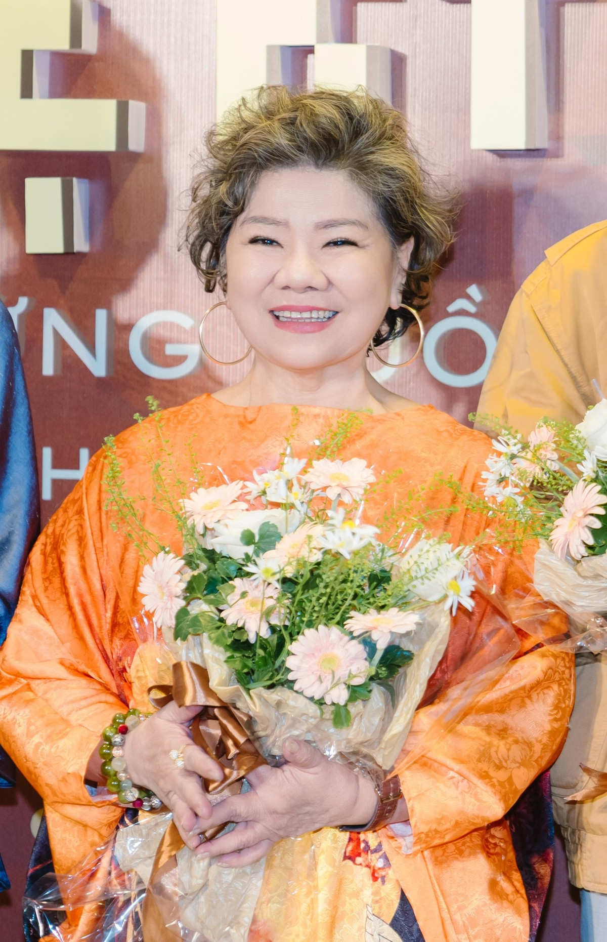 NSND Thanh Hoa đóng vai bà nội nhân vật Tiến. Đạo diễn Hoàng Nam chia sẻ trên An Ninh Thủ Đô: "U Hoa đã rất lo lắng, bởi ngoài tình yêu với điện ảnh thì u chưa diễn xuất bao giờ. Tôi thuyết phục u rằng nếu u không làm bây giờ thì sau này khi nhiều tuổi hơn, u không thể có cơ hội thử sức. Tôi hy vọng sau phim này, ngoài ca sĩ Thanh Hoa, sẽ có diễn viên Thanh Hoa được khán giả yêu thích”. Ảnh: Vietnamnet.