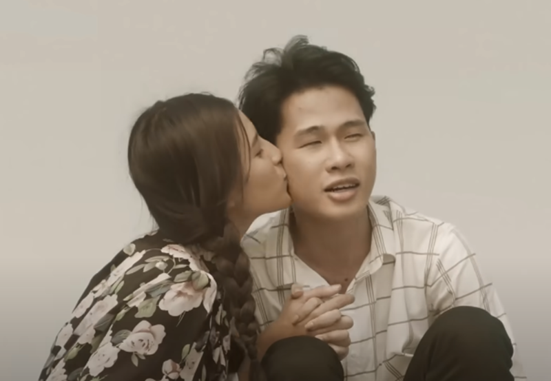 Cả hai nảy sinh tình cảm khi đóng chung nhiều MV. Ảnh chụp màn hình.