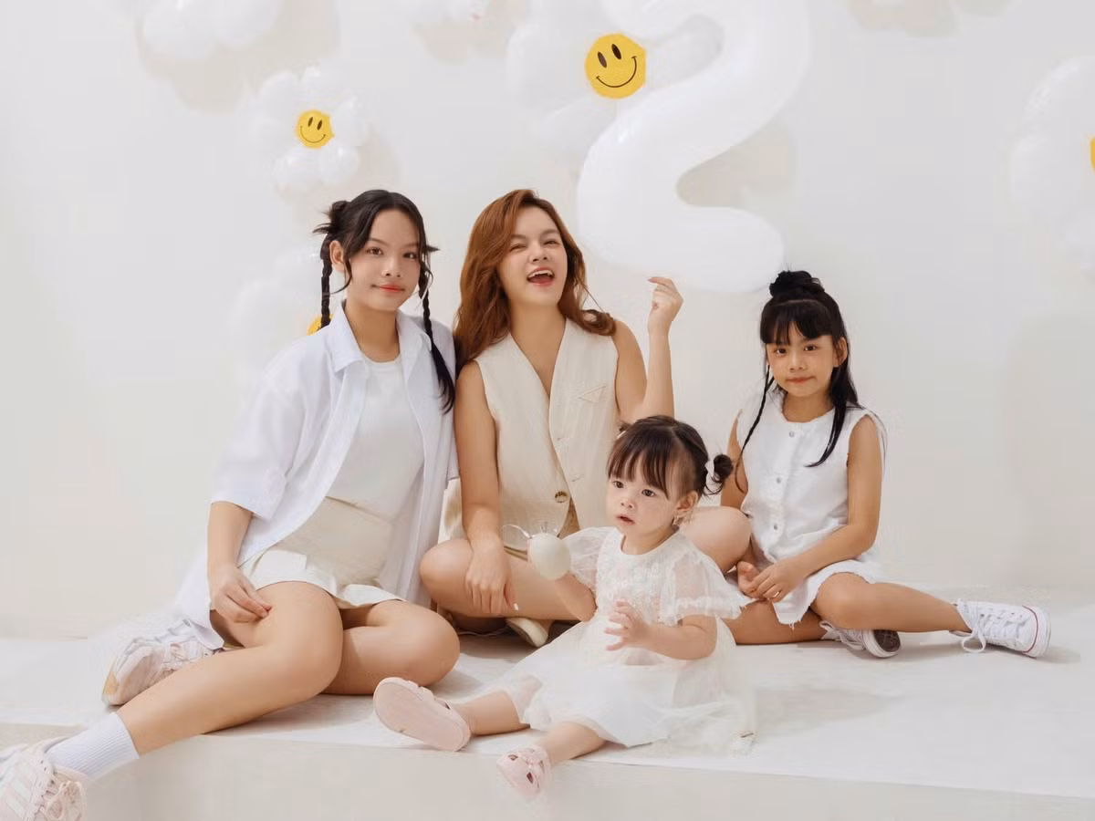 Tháng 3/2025, Phạm Quỳnh Anh vướng nghi vấn tậu villa ở Bình Thuận. Vào năm 2021, cô đã mua 2 căn nhà phố liền kề ở một khu đô thị. Nữ ca sĩ còn tậu xe hơi gần 2 tỷ đồng năm 2019. Ảnh: FB Phạm Quỳnh Anh.