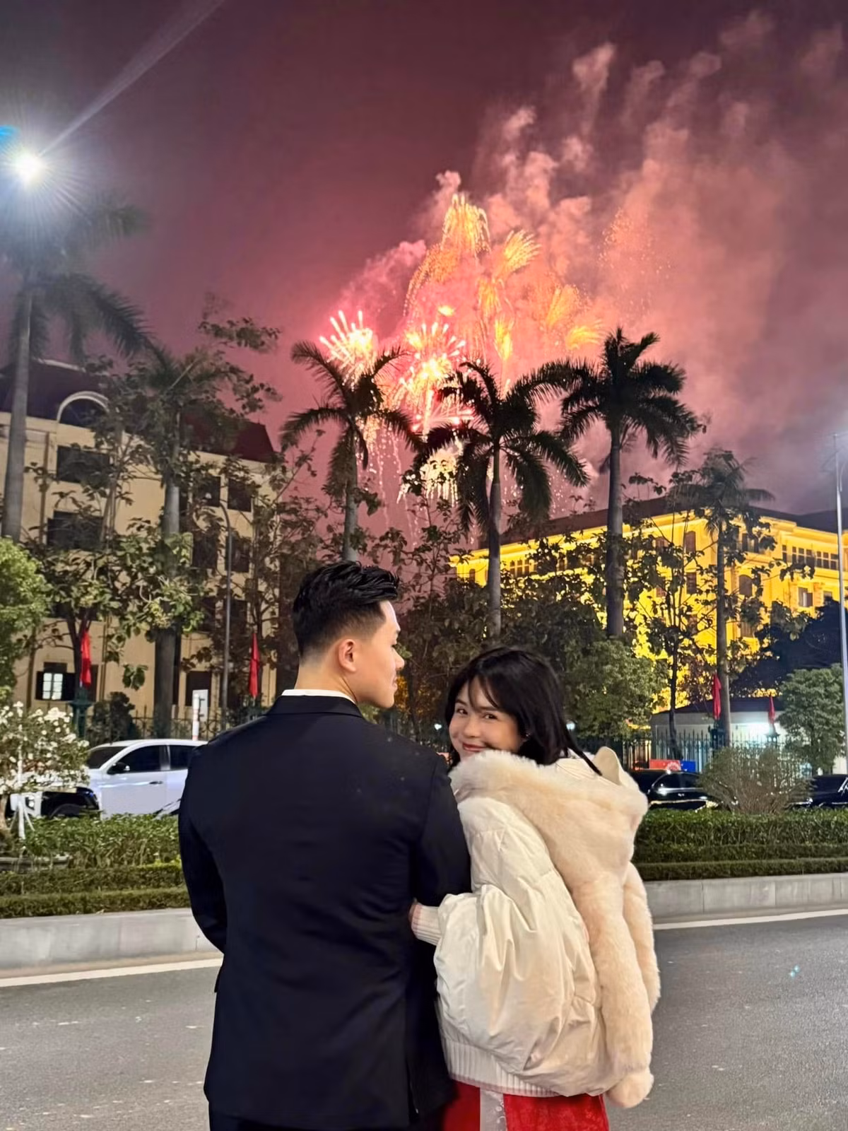 Nữ ca sĩ cho biết, Thái Minh vừa vui vừa lo, nghĩ làm sao để cô hạnh phúc, bảo vệ được cô vì không muốn cô nhìn cuộc đời bằng lăng kính xám xịt nữa. Ảnh: FB Thái Trinh.