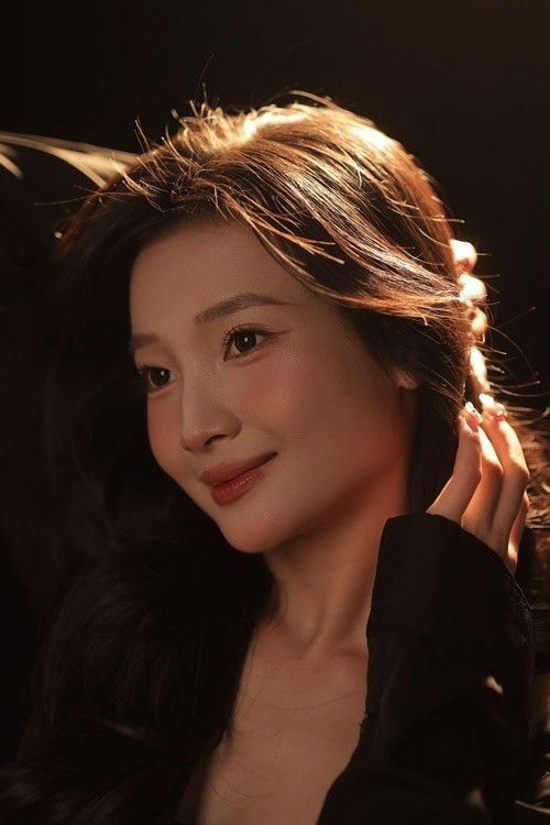 Dù lựa chọn phong cách nào, nữ diễn viên vẫn giữ được nét mềm mại, nữ tính. Sự tiết chế trong cách tạo dáng giúp cô tránh cảm giác gượng gạo khi chuyển hướng sang hình ảnh gợi cảm.