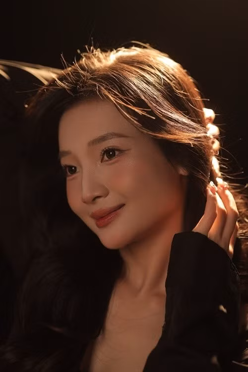 Dù lựa chọn phong cách nào, nữ diễn viên vẫn giữ được nét mềm mại, nữ tính. Sự tiết chế trong cách tạo dáng giúp cô tránh cảm giác gượng gạo khi chuyển hướng sang hình ảnh gợi cảm.