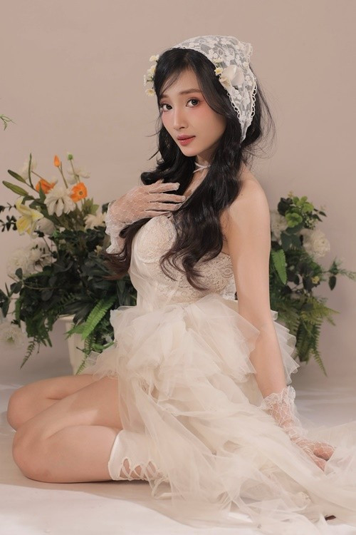 Khi xuất hiện trong chiếc váy hồng trễ vai, nữ diễn viên mang vẻ mềm mại với mái tóc buông dài tự nhiên. Ở những bộ ảnh khác, cô lại hóa thân theo hướng cổ điển với váy voan trắng, găng tay ren và phụ kiện hoa cài tóc.