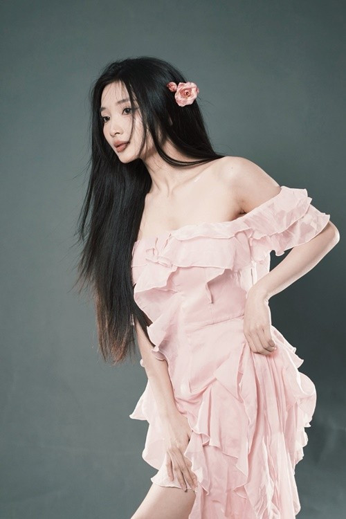 Rũ bỏ lớp hóa trang ghê rợn trên màn ảnh, ngoài đời, Ngọc Hương trở lại với hình ảnh dịu dàng, trong trẻo nhưng vẫn giữ nét quyến rũ. Cô không đóng khung bản thân trong một phong cách cố định mà liên tục thử nghiệm nhiều hình ảnh khác nhau.