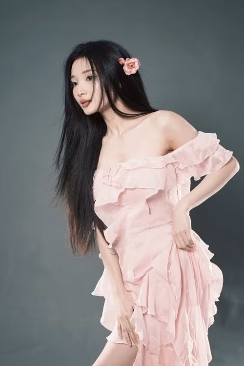 Rũ bỏ lớp hóa trang ghê rợn trên màn ảnh, ngoài đời, Ngọc Hương trở lại với hình ảnh dịu dàng, trong trẻo nhưng vẫn giữ nét quyến rũ. Cô không đóng khung bản thân trong một phong cách cố định mà liên tục thử nghiệm nhiều hình ảnh khác nhau.